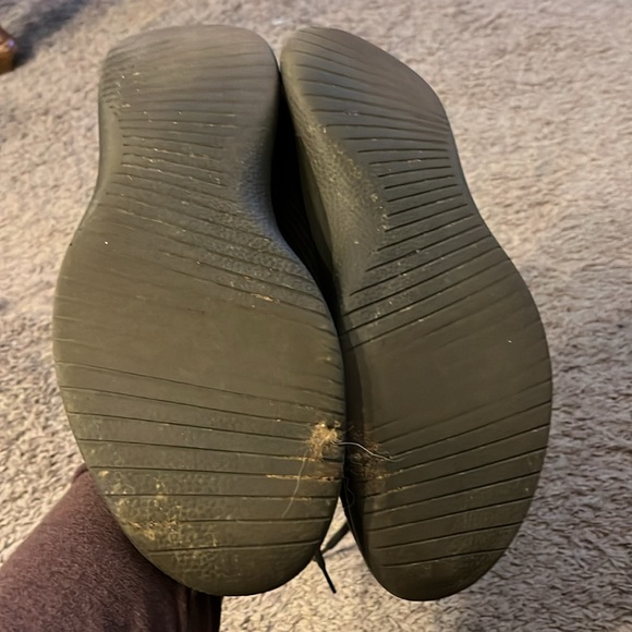 Attractive used men’s sneakers, agreeable simple color. - Picture 2 of 3